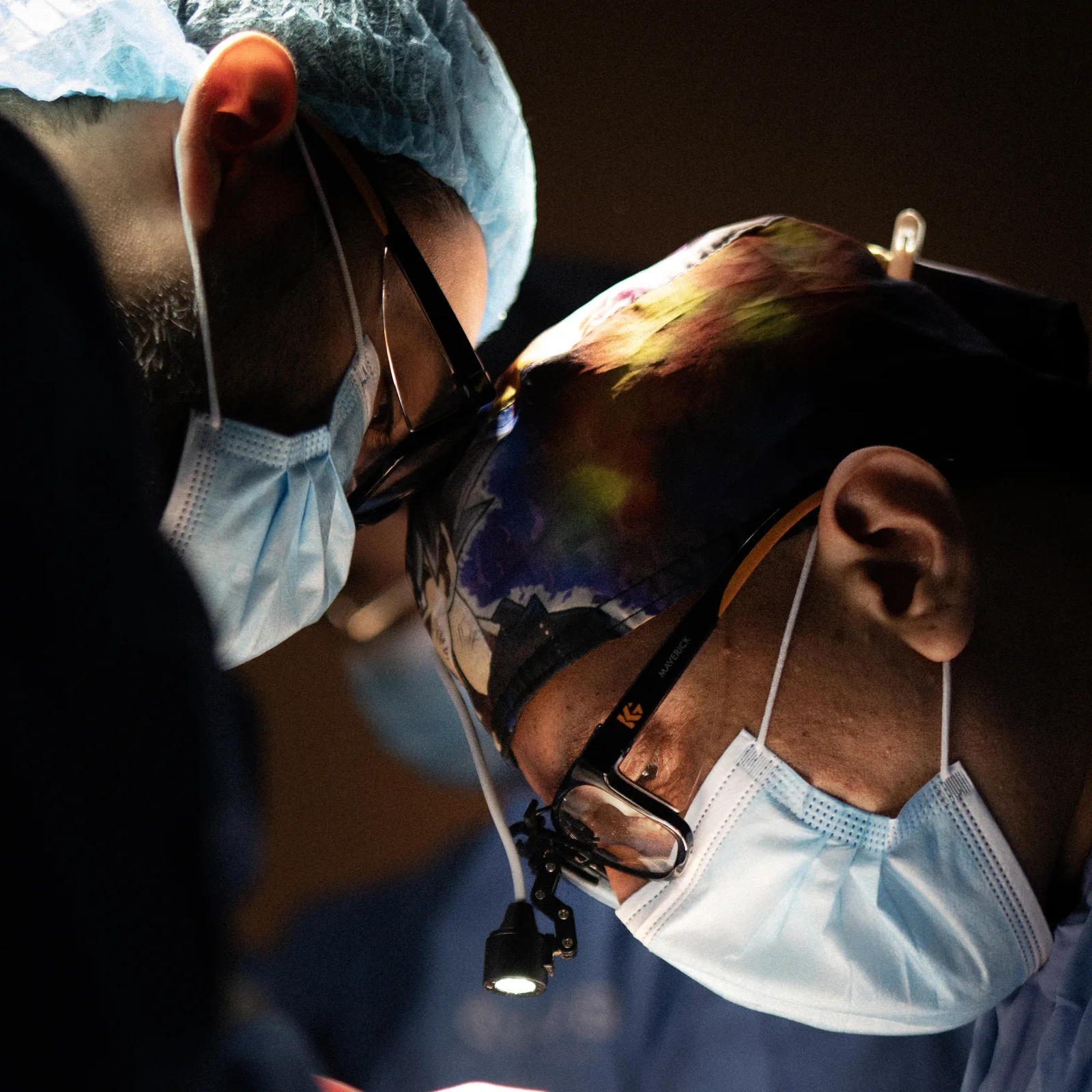 Cirujano maxilofacial y ayudante concentrados en el quirófano