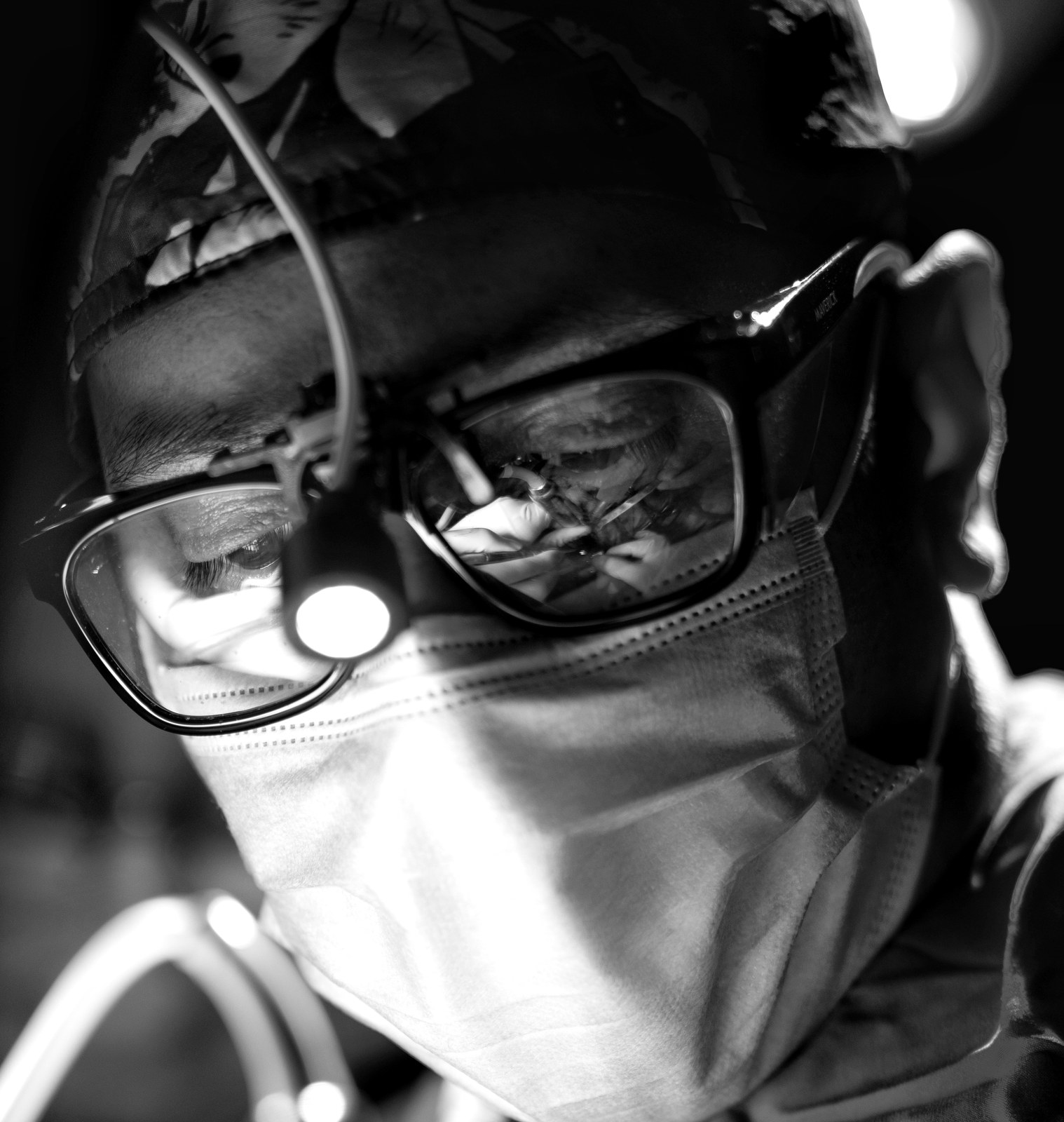 Dr. Santiago Chaves, Cirujano Maxilofacial, en quirófano
