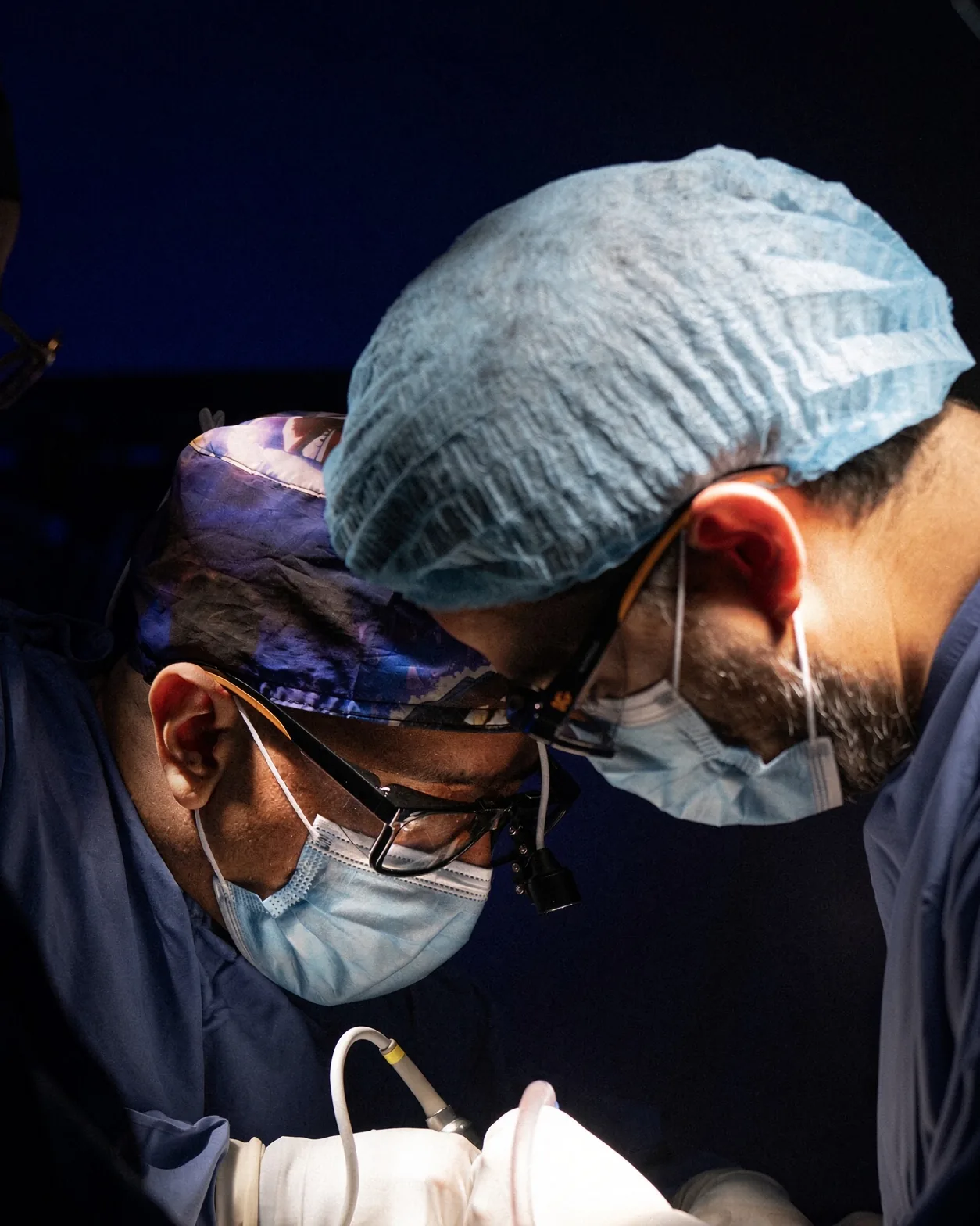 Dr. Santiago Chaves y su equipo concentrados durante una cirugía ortognática