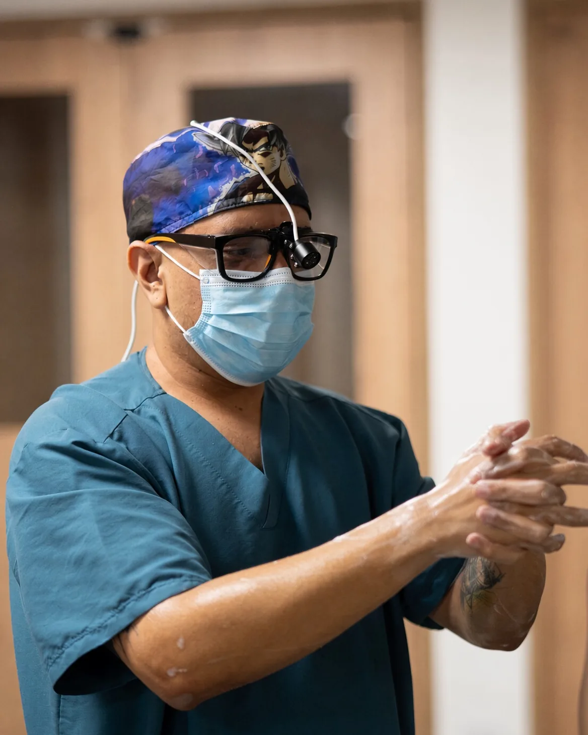Dr. Santiago Chaves realizando el lavado quirúrgico de manos antes de una cirugía